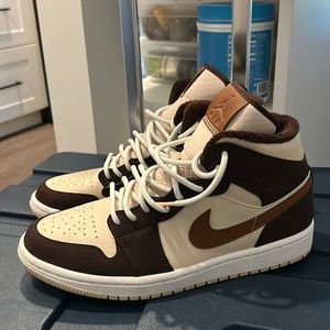 Air Jordan 1 Mid SE ‘cream dark chocolate’
